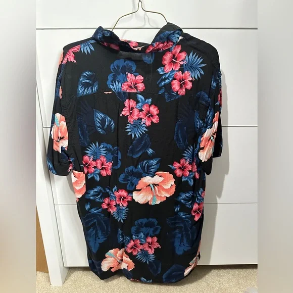 Bundle of two floral hollister shirts - Picture 5 of 5
